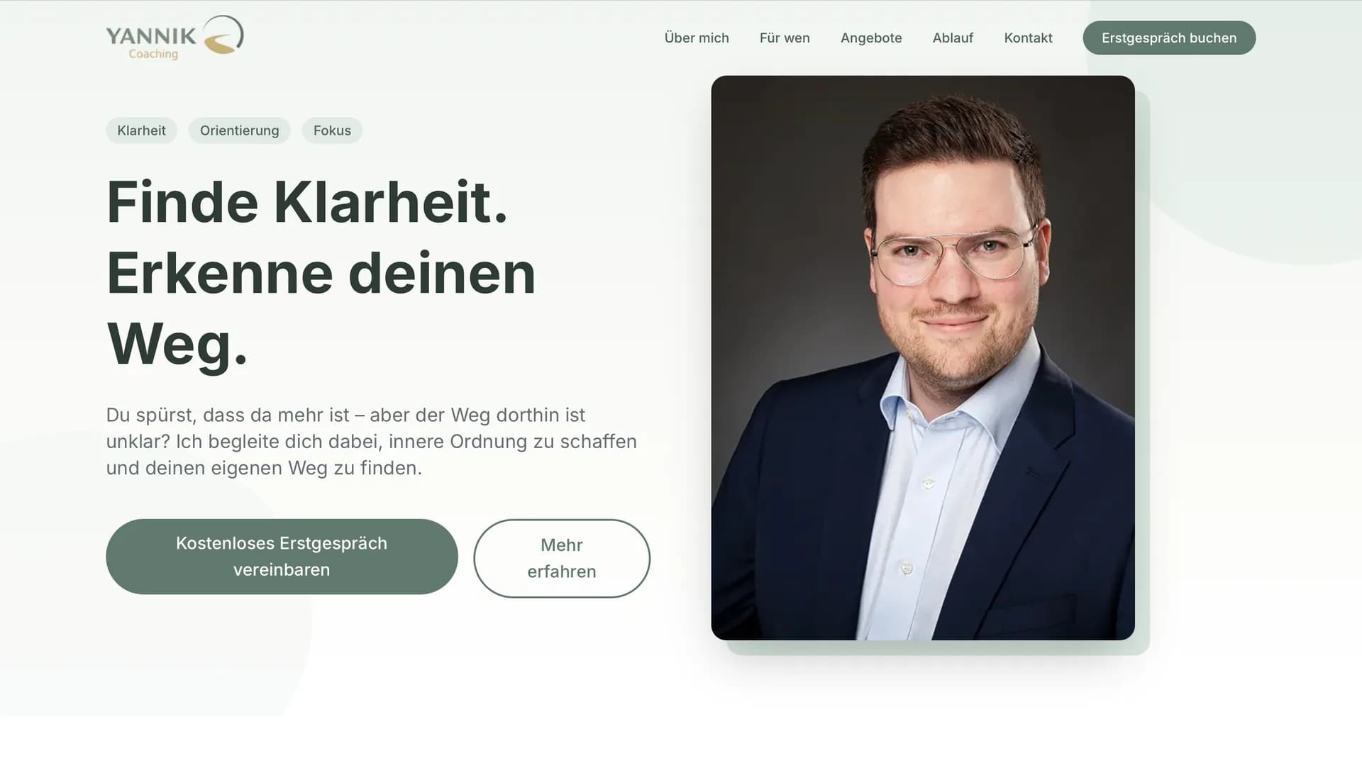 Desktop-Ansicht von Yanniks Website — reduziert, typografisch, warme Farbpalette.